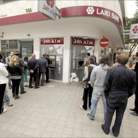 Talletuspaon pelossa Kyproksen pankit ovat olleet suljettuina koko viikon. Ihmiset ovat kuitenkin tyhjentäneet tilejään pankkiautomaateilla. PATRICK BAZ/AFP PHOTO/lehtikuva