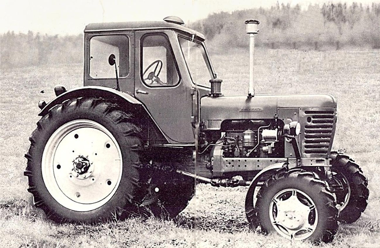 Belaruksen tuonti alkoi v.-65, nelivetoinen MTZ-52 tuli kuvioihin vuotta myöhemmin. Se maksoi saman verran kuin vastaava läntinen takaveto, harvemmalla viljelijällä oli kuitenkaan uskallusta karkeatekoisen, mutta runsaasti varustellun itätraktorin hankintaan. Asiakaskunta koostui puutavara-ajureista ja maanrakennusurakoitsijoista. Nelivedossa oli myös automaattitoiminto, jossa etupyörät alkoivat vetää, kun takapyörien luisto ylitti 6 %. Automatiikka toimi vain eteenpäin ajettaessa.