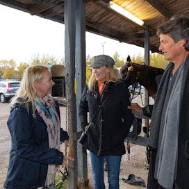 Suomen Hippoksen jalostusjohtaja Minna Mäenpää keskustelemassa Vermossa maailmankuulujen kentuckylaisten hevoskasvattajien Steve ja Cindy Stewartin kanssa Vermon EM-ravien yhteydessä.