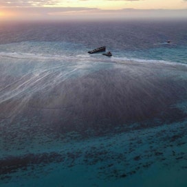Öljyä Mauritiuksen rantavesiin vuotanut MV Wakashio -alus hajosi lauantaina kahteen osaan. LEHTIKUVA / AFP