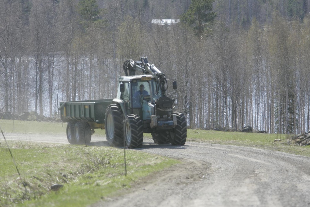 Kunnostusautot lähtevät rallireitille kilpailun päätyttyä.