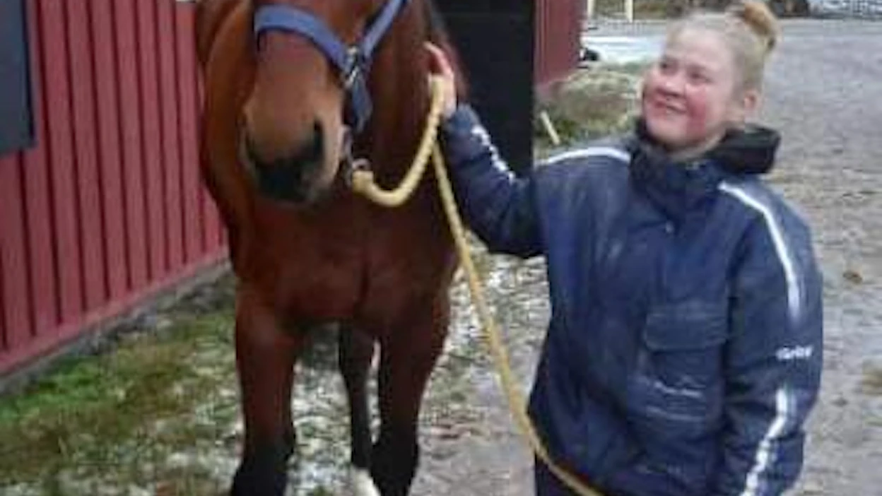 Janina Hannula työskentelee hevosenhoitajana Ruotsissa. Raveissa hänen hoitamiaan hevosia juoksee joulun aikaan ensin aatonaattona Halmstadissa ja sitten tapaninpäivänä Solvallassa.