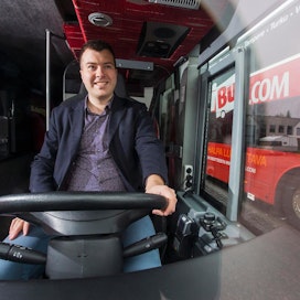 Onnibusin toimitusjohtaja Lauri Helke on myös bussikuski. &quot;Ajoin viimeksi elokuussa Tampere-Turku-yövuoron, kun oli kesäloma.&quot; Yhtiön pääkonttori, varikko ja korjaamo sijaitsevat Tampereella.