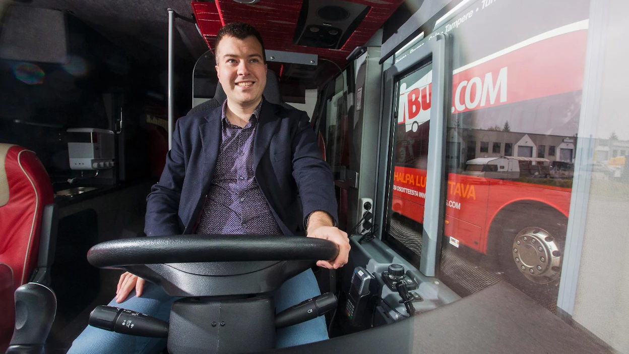 Onnibusin toimitusjohtaja Lauri Helke on myös bussikuski. "Ajoin viimeksi elokuussa Tampere-Turku-yövuoron, kun oli kesäloma." Yhtiön pääkonttori, varikko ja korjaamo sijaitsevat Tampereella.