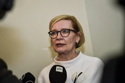 Paula Risikon (kok.) johtama työryhmä esittää lobbarirekisteriä. LEHTIKUVA / EMMI KORHONEN