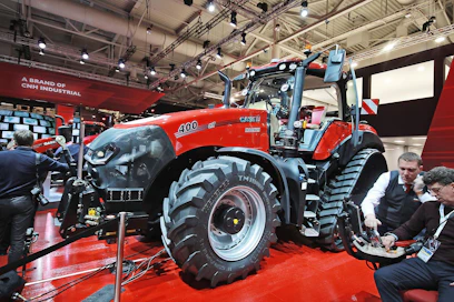 Case esitteli osastollaan uusia Magnum-malleja. Kuvan Magnum 400 Rowtrac on malliston uusi huippumalli, jonka moottori tuottaa lisäteholla 435 hevosvoiman maksimitehon. Tehokkaimman mallin ainut vaihteistovaihtoehto on powershiftvaihteisto, tarjolla on nyt uusi 21x5-vaihteinen vaihtoehto, jolla päästään alennetulla kierrosluvulla 50 km/h. Uutta on myös kokonaan uudistettu kyynärnoja ja AFS Pro 1200 -kosketusnäyttö. (TV)