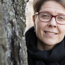 ”Suomelle tulisi todella kalliiksi, jos puuta jätettäisiin jalostamatta ympäristöystävällisiksi vientituotteiksi”, Metsäteollisuus ry:n Karoliina Niemi varoittaa.
