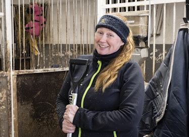 Marinka Salminen on ravien monitoiminainen: ravivalmentaja, kouluttaja, kuuluttaja ja TotoTV:n juontaja sekä tuottaja muun muassa. 