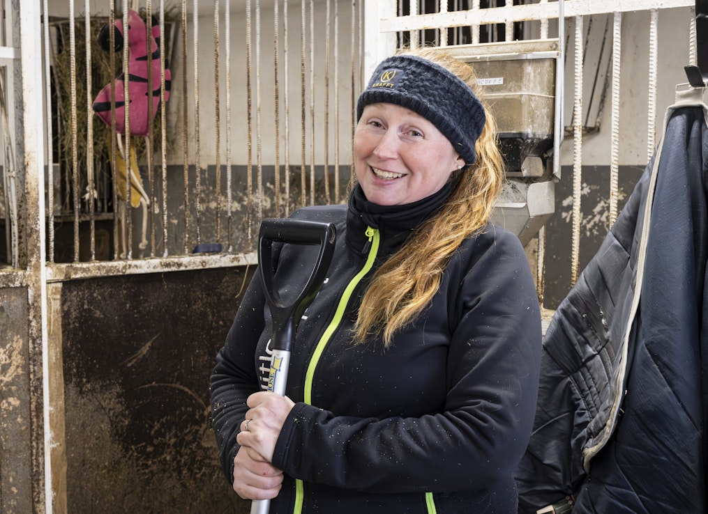 Marinka Salminen on ravien monitoiminainen: ravivalmentaja, kouluttaja, kuuluttaja ja TotoTV:n juontaja sekä tuottaja muun muassa. 