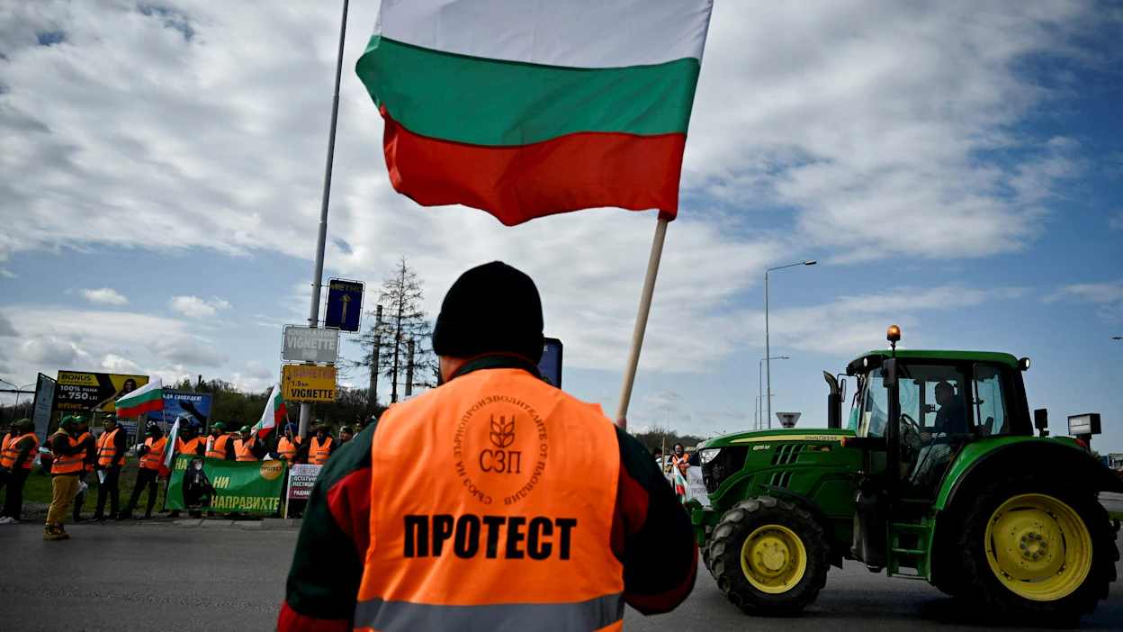 Viljelijä heiluttaa Bulgarian lippua Romanian ja Bulgarian rajalla protestissa, jossa yritettiin estää Ukrainasta tulevan viljan tuontia EU:n alueelle. 29. maaliskuuta. AFP/Lehtikuva.