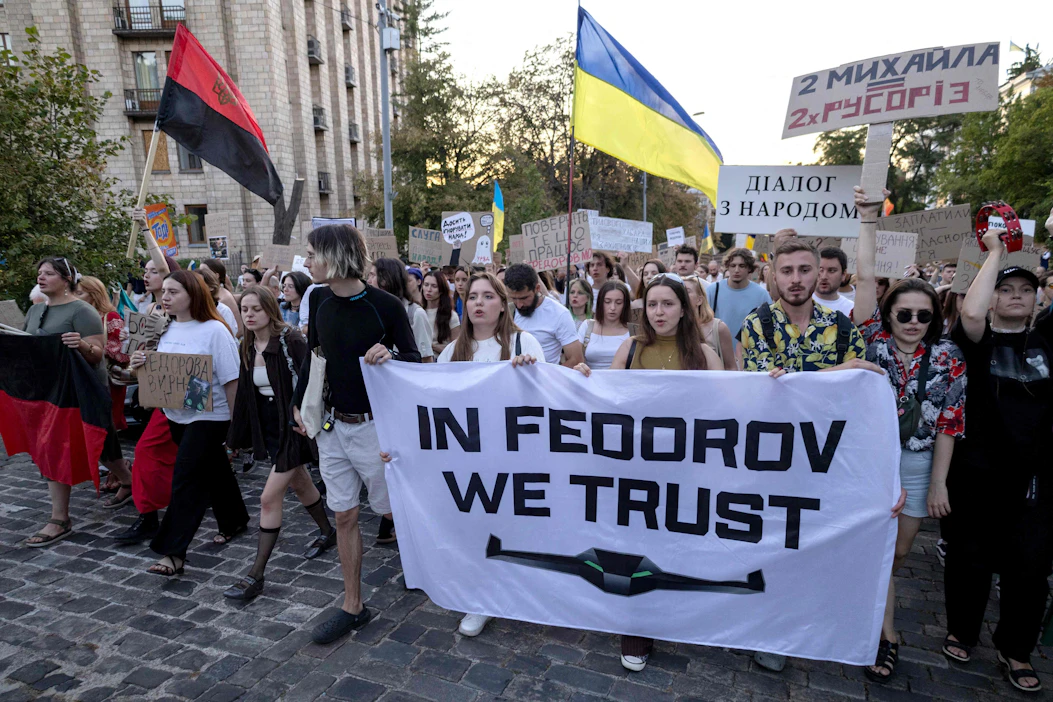 Vaaleja Ukrainaan toivoneen entisen puolustusministerin Myhailo Fedorovin erottaminen tehtävästään nostatti vastustusta Kiovassa. LEHTIKUVA/AFP.