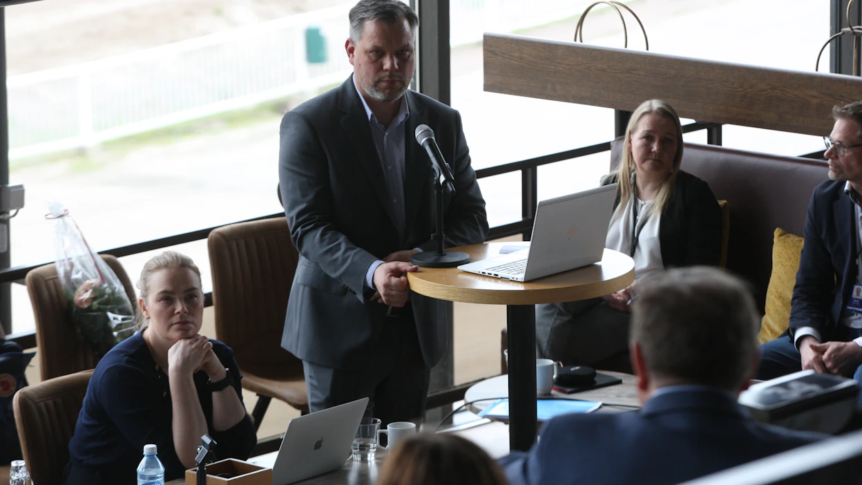 Veikkauksen betting operations vice president eli vedonlyöntipelien johtaja Juha-Matti ”Juhu” Mäkilä puhui toukokuussa Suomen Hippoksen valtuuskunnan kokouksessa.