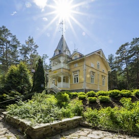 Nauvon kirkonkylän Framnäsin niemessä on kaksi vanhaa puista arvorakennusta, punamullalla sivelty nuorisoseuran talo rannan tuntumassa ja ylempänä rinteessä keltaiseksi maalattu Furuvikin huvila.
