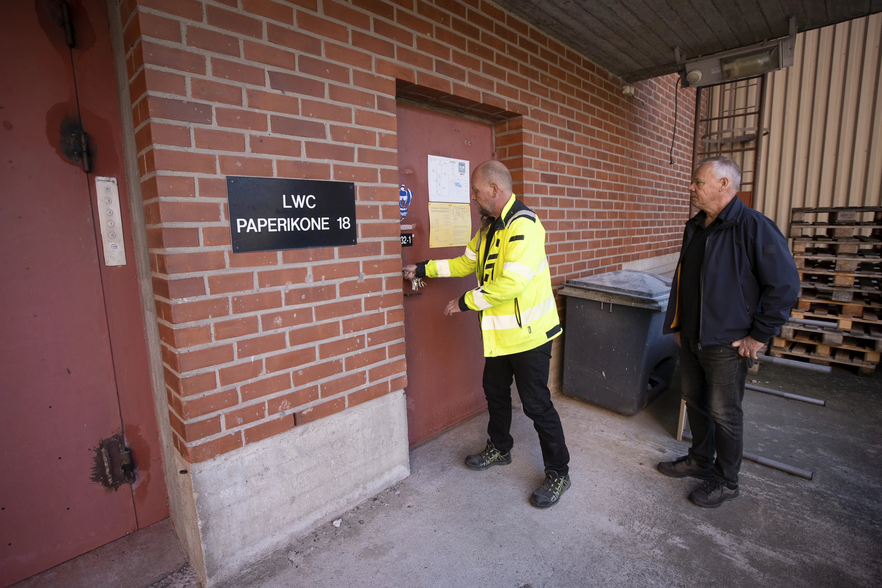 Redeven kiinteistöpäällikkö Harri Kuoppala ja toimitusjohtaja Jari Lahtinen menevät sisään Voikkaan entiselle paperitehtaalle.