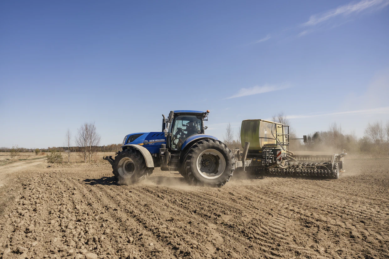 Paavoloiden New Holland -traktoreista toinen kuvattiin kevätkylvöillä 2025.