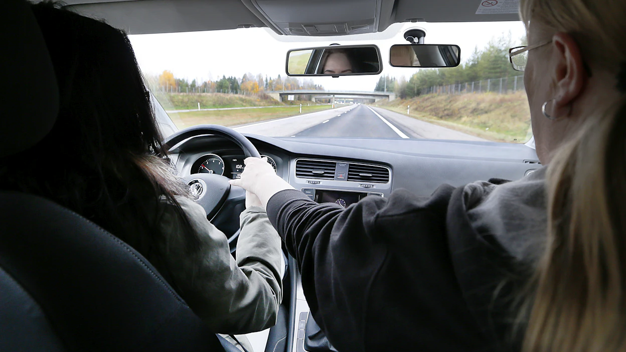 Tällä hetkellä ajokortti ajetaan 17-vuotiaana jo useammin kuin 18-vuotiaana. Kuvituskuva.