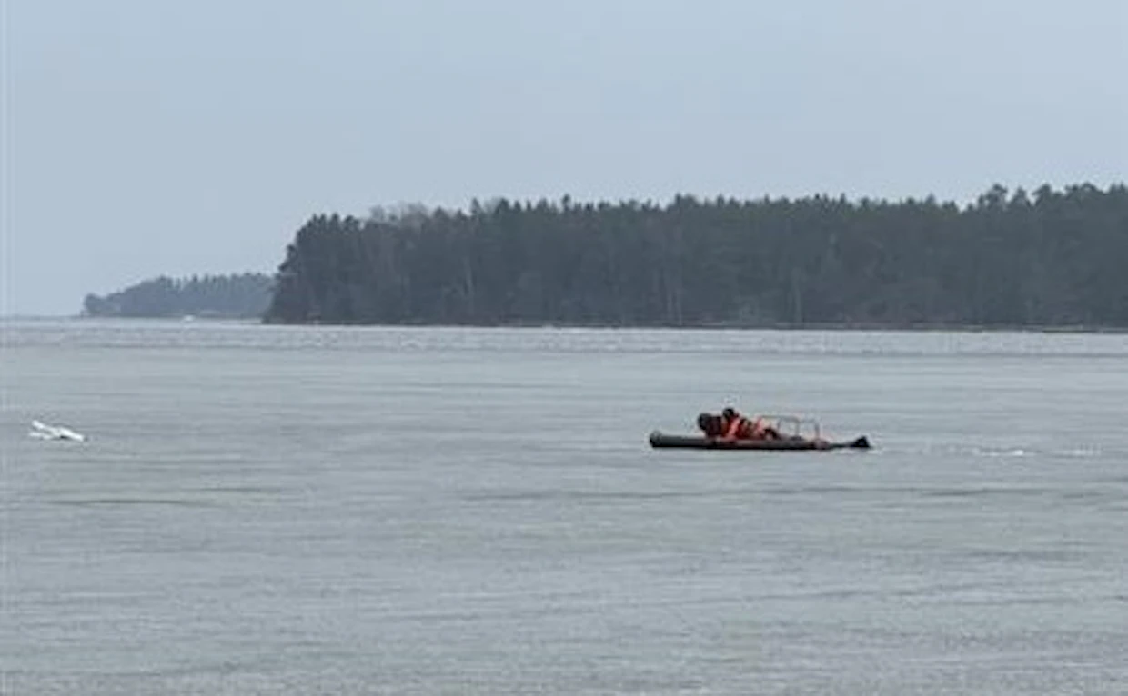 Pelastuslaitos kävi noutamassa heikoilla jäillä killuneen lennokin talteen sunnuntaina Espoon Haukilahdessa.