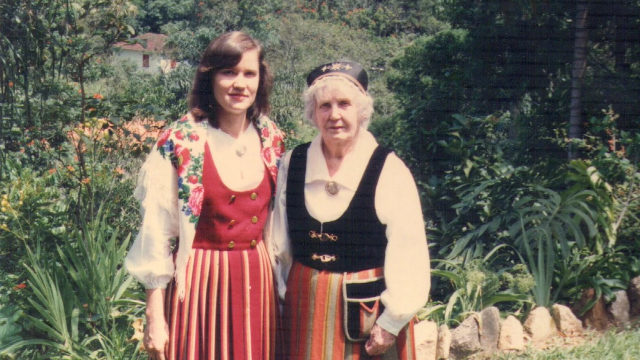 Helena Hildén ja hänen äidinäitinsä Laura Kurki Penedossa 1980-luvulla.