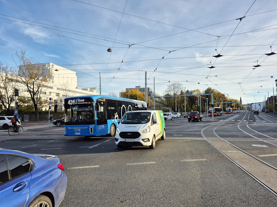 Robottibussi on sukkuloinut Göteborgin kaduilla kokeiluluonteisesti jo maaliskuun lopulta lähtien. Kuvituskuva.