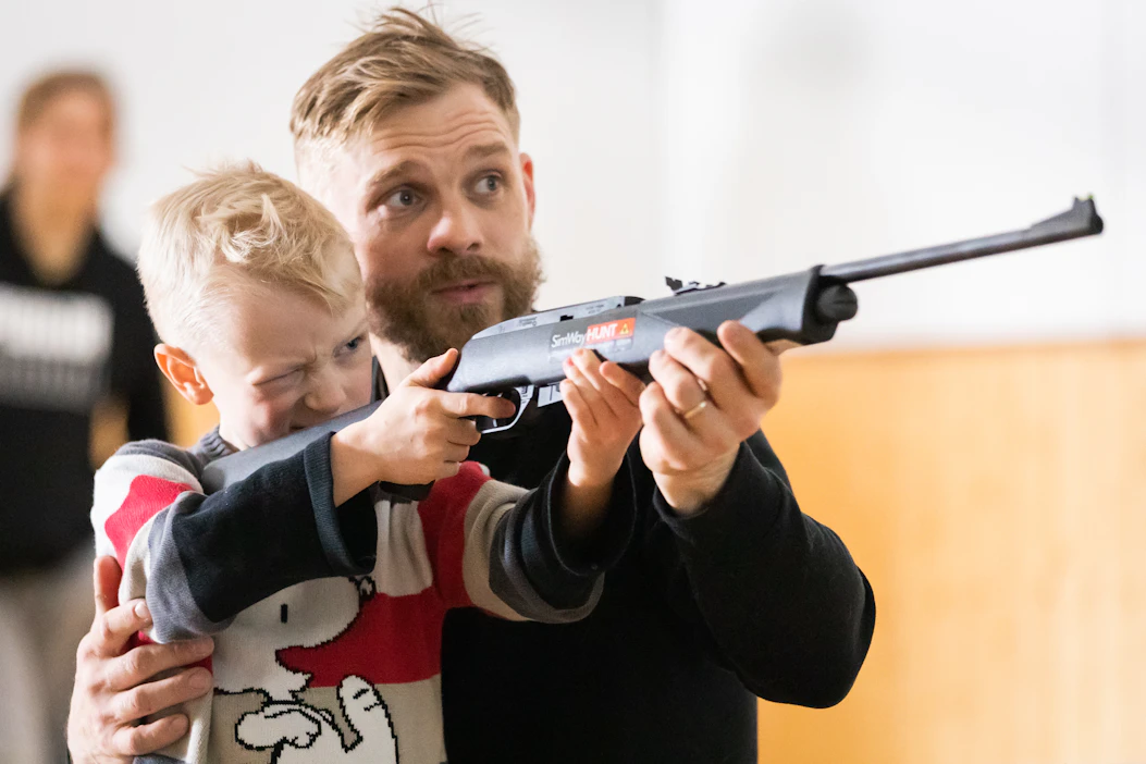 Kun alkujännitys helpotti, Ahti Korhonen kokeili ampumista isänsä Jouni Korhosen kanssa.