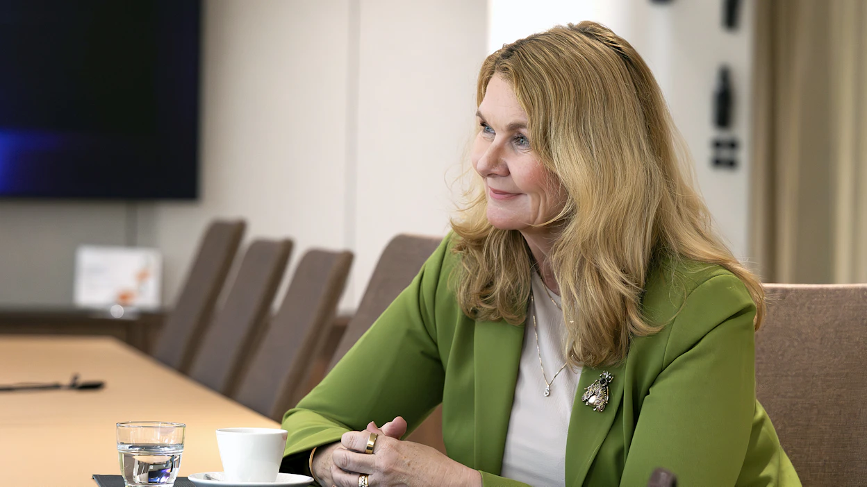 Sanna Suvanto-Harsaae on asunut ulkomailla 40 vuotta. Siteinä Suomeen ovat ystävät, sisaret ja yksiö Munkkiniemessä. "Sanon aina, että minulla on sinivalkoinen sydän ja punavalkoinen lompakko."