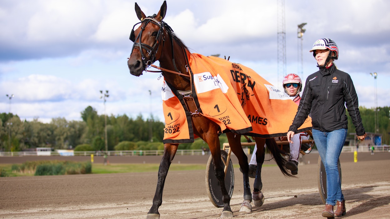 Sahara Flames ja hoitajansa sekä kilpailuoikeutensa osaomistaja Annika Aalto marssimassa kohti Derbyn finaalia syksyllä. Nyt menestyshevosesta on tullut siitostamma.