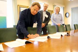Puheenjohtaja Juha Vidgrén (vas.) ja työryhmän jäsenet Matti Lakkisto ja Jaana Husu-Kallio allekirjoittivat ministeri Antti Kurviselle luovutetun hevostalouden työryhmän raportin.