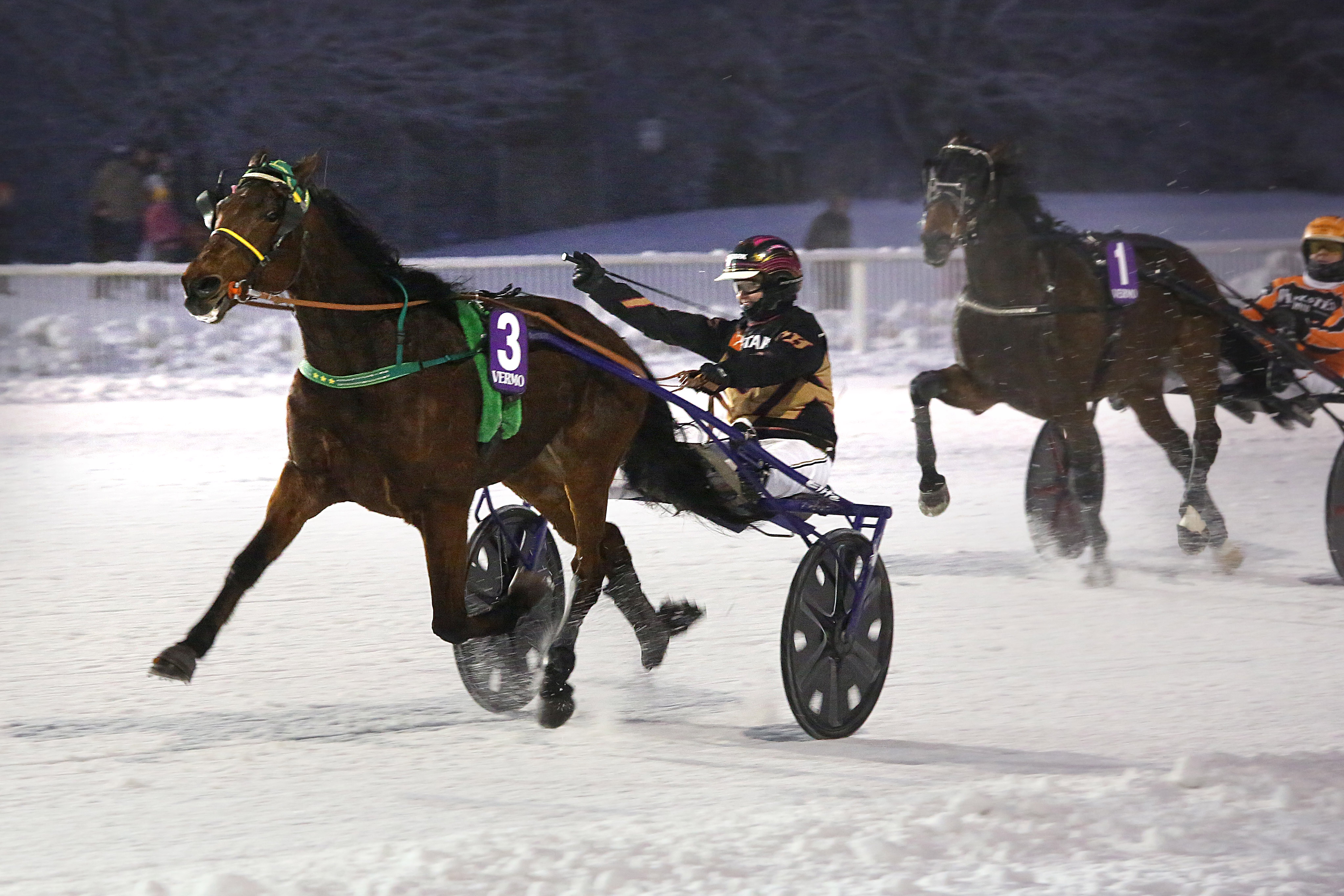 Oona Halmeella oli hymy herkässä pyryttävästä lumisateesta huolimatta.