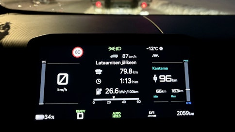 Sähköautot ajetaan yleensä lataustolpalle, kun akun varausta on jäljellä noin kolmannes.