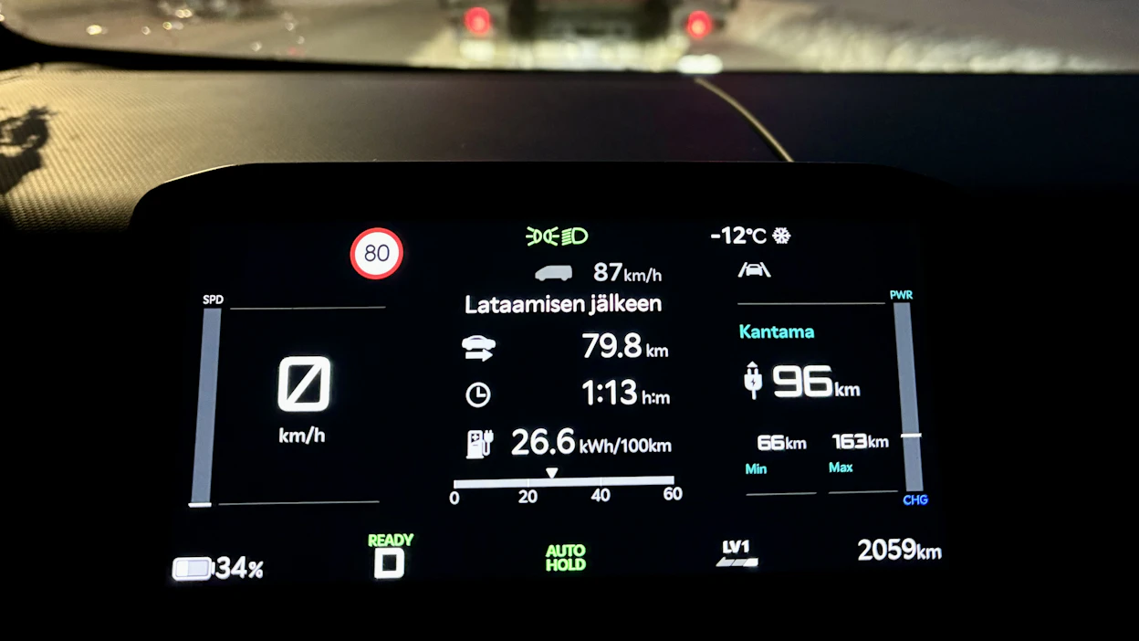 Sähköautot ajetaan yleensä lataustolpalle, kun akun varausta on jäljellä noin kolmannes.