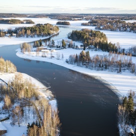 Maaliskuun päättyessä lähes koko Suomessa oli edelleen lunta maassa.