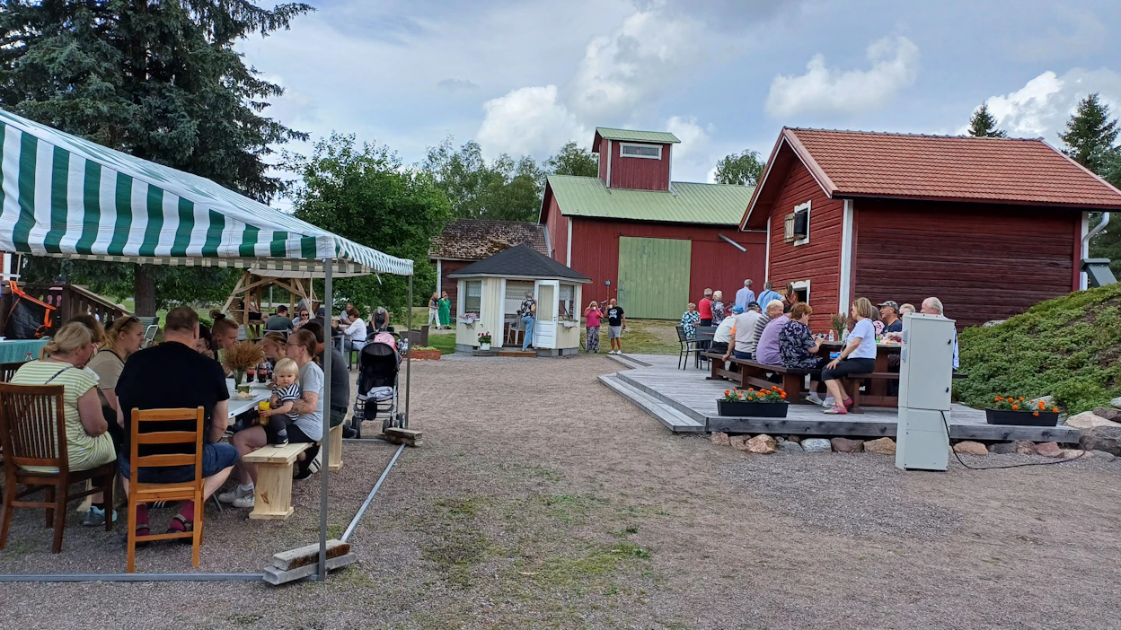 Viime kesänä Eurajoen avoimilla pihoilla riitti hyvin väkeä.