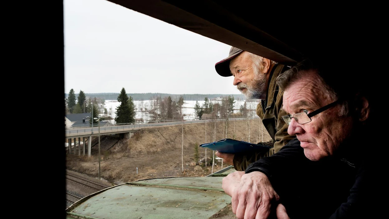 Esa Konttila (takana) ja Tuomo Takalo tiirailevat maisemia Takalon viljavarastosta, jonka viereen Nivalan kaupunki on osoittanut tontin Valion suunnittelemalle biolaitokselle. Lähin asumus sijaitsee parinsadan metrin päässä.