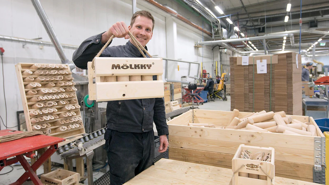 Normaalikokoisen Mölkky-pelin keilat valmistetaan koivusahatavarasta, joka sorvataan tehtaalla pyöreiksi, halkaisijaltaan 59 millin kappaleiksi, kertoo tuotantopäällikkö Jussi Viljanen.