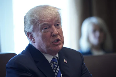Yhdysvaltain presidentti Donald Trump määräsi myöhään torstaina Suomen aikaa teräkselle 25 prosentin ja alumiinille 10 prosentin tullimaksut. LEHTIKUVA/AFP