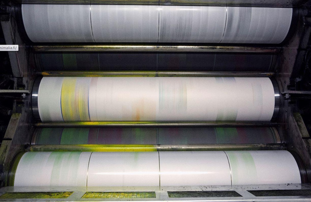 Sanomalehtien painokoneet työssään.