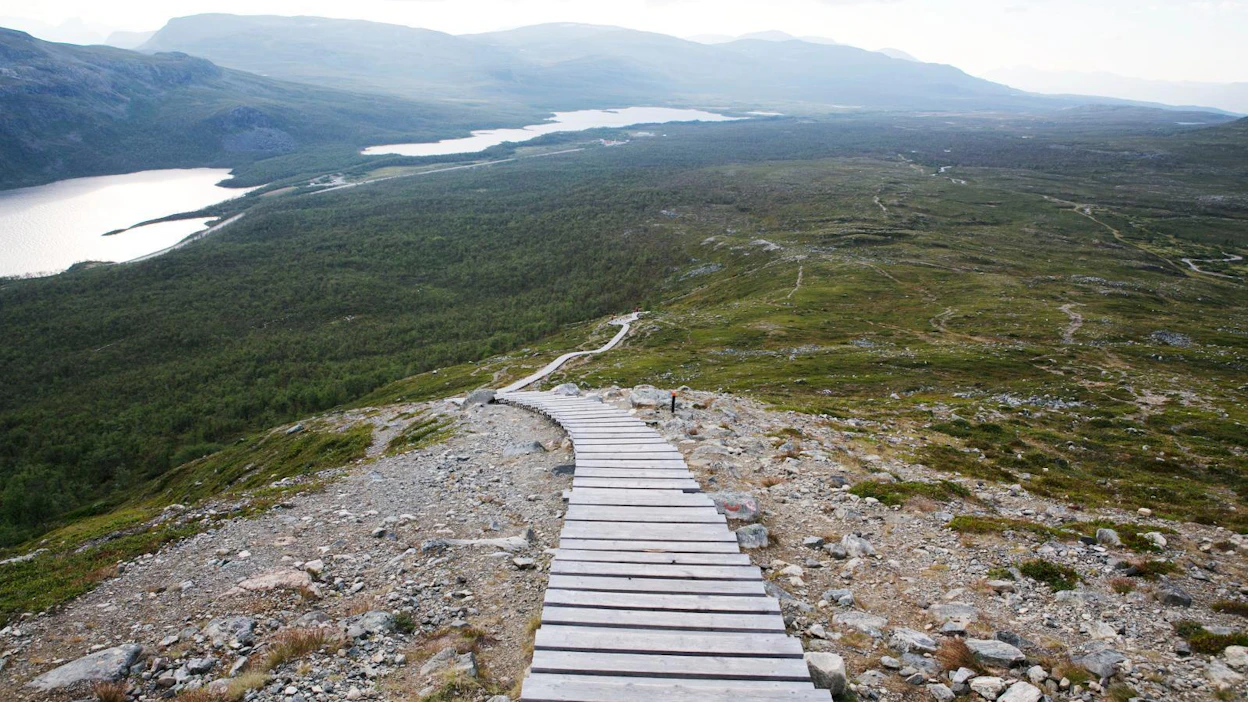 Käsivarren suurtuntureille on suunniteltu kansallispuistoa, mutta toistaiseksi tämä maisema ei kuulu kansallispuistoon.
