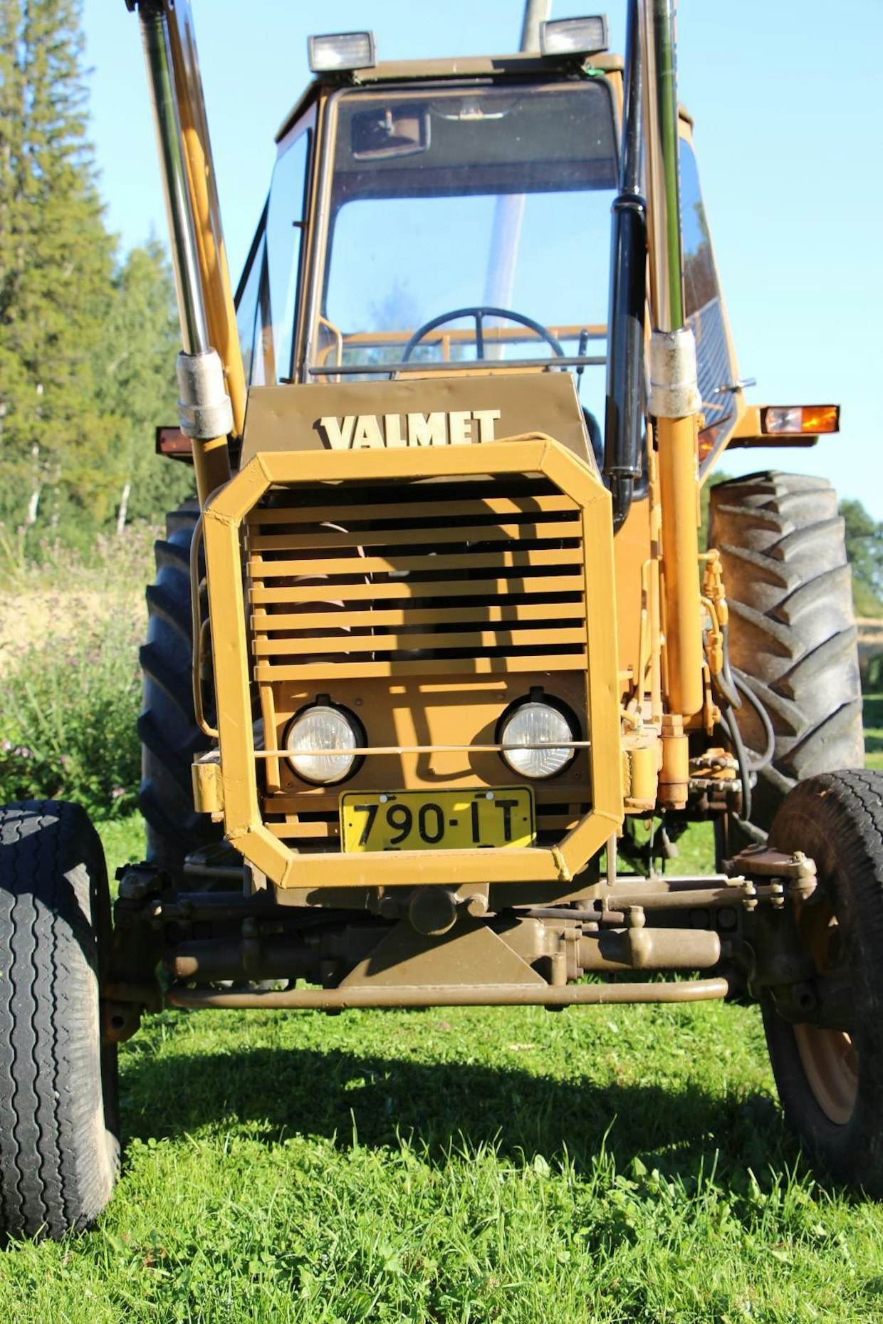 Varhaisempien 702-mallien hydro-ohjauksessa oli hankaluuksia, joista päästiin vaihtamalla sylinterin paikkaa. Raskaampaan kuormaajakäyttöön oli saatavana järeämpi etuakseli. Neliveto tuli valinnaisvarusteeksi vuonna 1977. Valmetissa on runsaasti maavaraa ja sileä pohja, joten maastoajokaan ei tuota yllätyksiä.