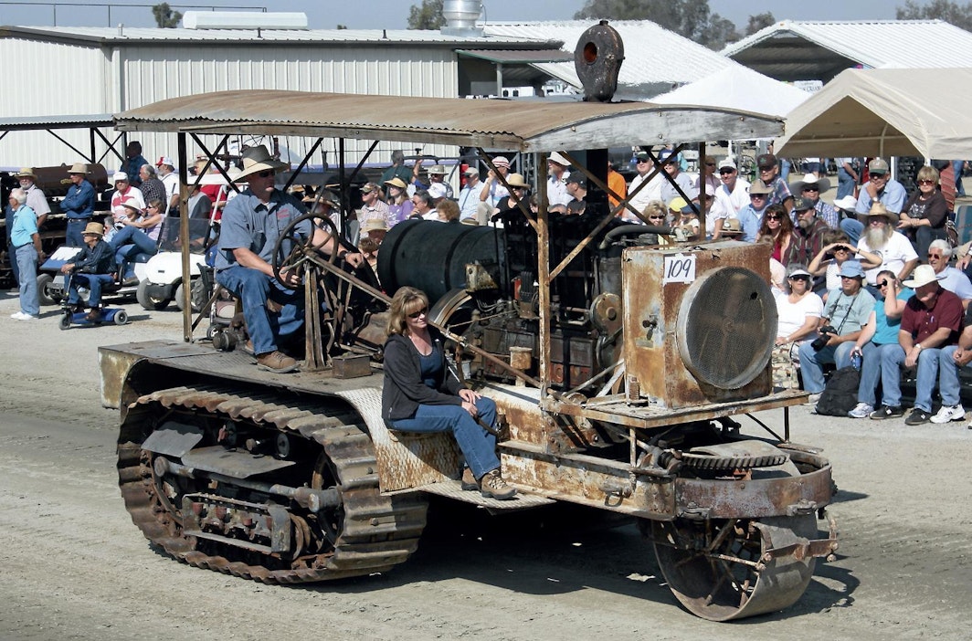 Ensimmäisissä telaketjutraktoreissa oli taka-akselissa normaali tasauspyörästö ja konetta ohjattiin isolla nokkapyörällä. Tämän 14-tonninen Holt 75 vm. 1909 on teholtaan 75 hv/550 rpm, nelosmoottori on 23-litrainen. Näitä suuria telakoneita käytettiin puimureiden vetämiseen.