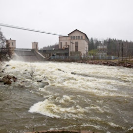 Vesivoiman runsas tuotanto Pohjois-Suomessa ja Ruotsissa on osaltaan painanut sähkön pörssihintaa lähelle nollaa ja jopa sen alle. Arkistokuvassa ohijuoksutusta Ahvenkosken voimalassa Kymijoessa.