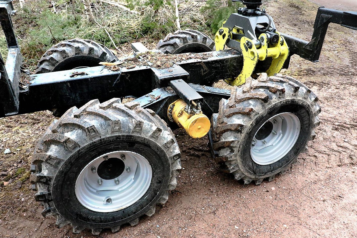 Telit ovat levystä hitsatut kotelot. Keskellä on vetomoottori, sen voimat välitetään pyöränavoille järeillä ketjuilla. Ensimmäisestä versiosta poiketen seuraavissa koneissa vetomoottori on telin vastakkaisella puolella, rungon sisällä piilossa ja teli on kehälaakerilla kiinni rungossa.
