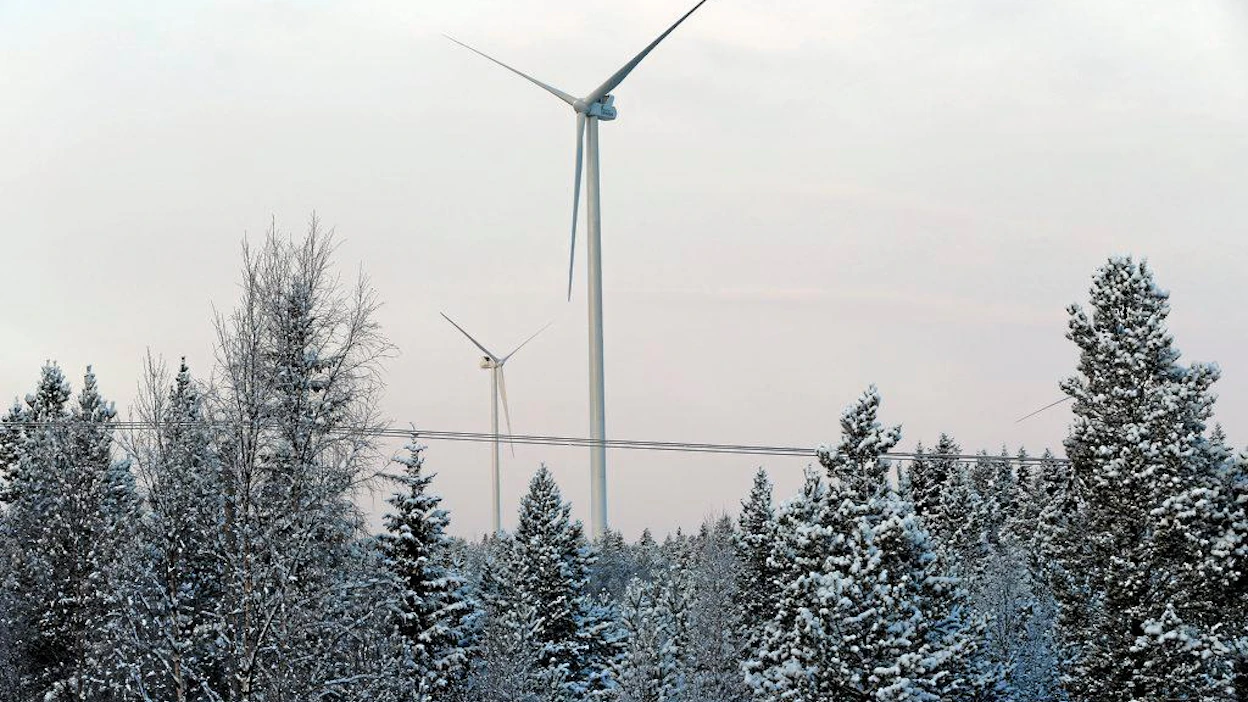 Perussuomalaiset pitää siirtymistä kokonaan uusiutuvaan energiaan epärealistisena tavoitteena. Ympäristöjärjestöjen kyselyssä muut puolueet uskoivat huomattavasti enemmän uusiutuvien energialähteiden mahdollisuuksiin.