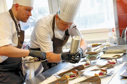 Vuoden 2015 porokokin tittelin nappasivat Tuomas Vierelä (vas.) ja Petri Niilola ravintola Lyonista Helsingistä. Vierelä on lähtöisin Rovaniemeltä.