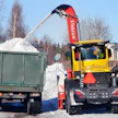 Kevyen liikenteen väylä on täynnä lunta ja lingon työleveys on käytössä. Lumisuihku on tiivis ja sitä saadaan liikkeelle lavalle reilu neljä kuutiota minuutissa.