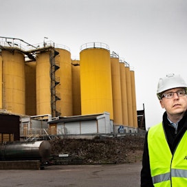 Apetitin vilja- ja öljykasvipuolen johtaja Tero Heikkinen sai johdettavakseen myös yhtiön viljakaupan. Kuva Avenan Kantvikin rypsiöljypuristamolta.