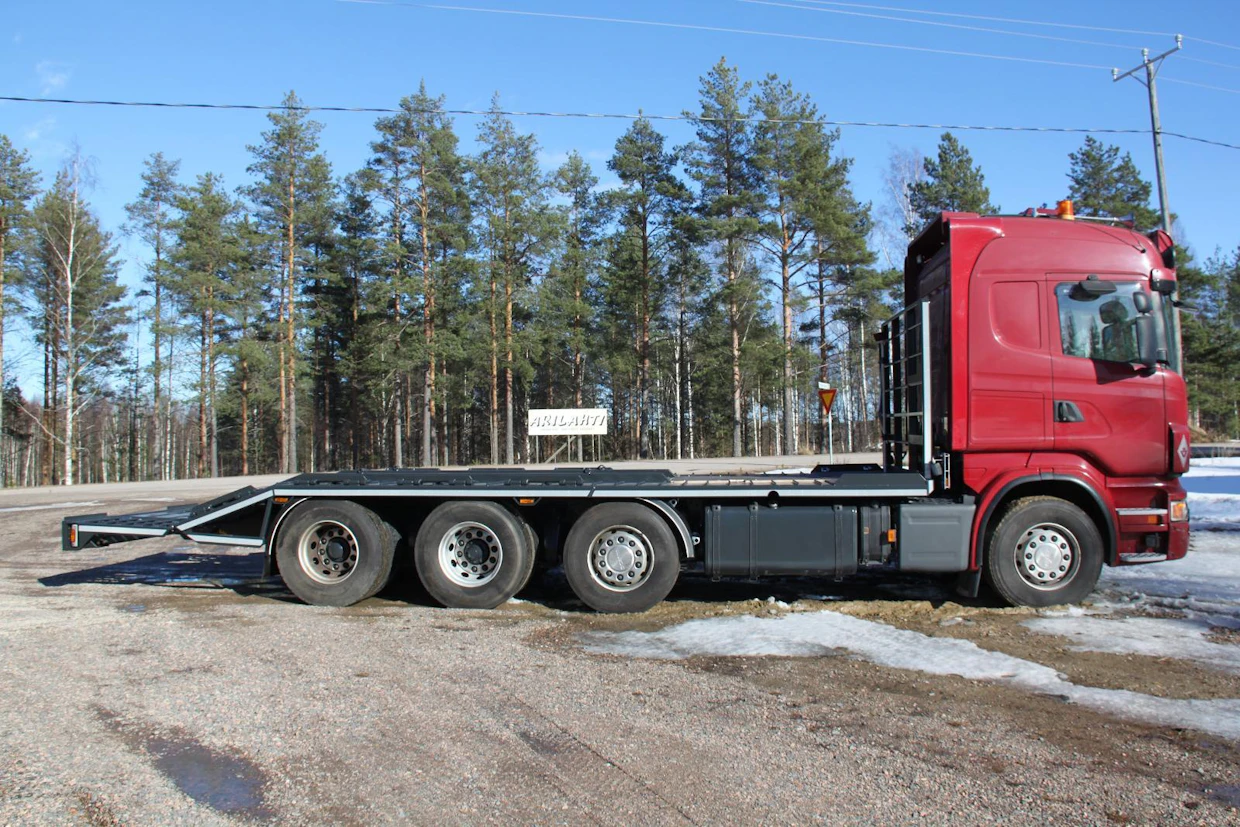 Kaivinkoneiden kuljetukseen käytettävät tasapohjaiset lavetit ovat yleistyneet autojen kantavuuden kasvun myötä.