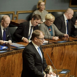 Pääministeri Juha Sipilä vahvisti eilen, että sote-uudistus lykkääntyy vuodella vuoden 2021 alkuun. Keskustan, kokoomuksen ja sinisten eduskuntaryhmät ovat hyväksyneet uuden aikataulun. LEHTIKUVA / VESA MOILANEN