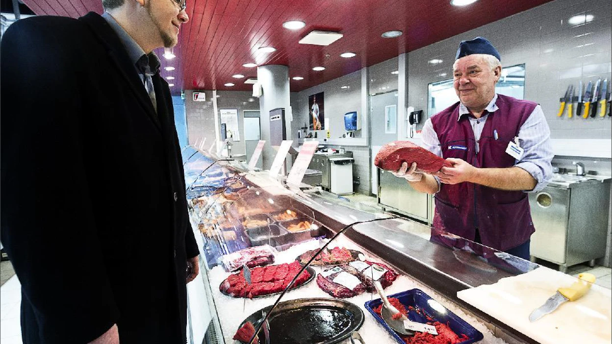 Tutkimuspäällikkö Pasi Saarnivaara seuraa työkseen lihan kulutusta ja sitä ohjaavia tekijöitä. K-Supermarketin lihamestari Jouko Nissinen esittelee valikoimia Espoon Heikintorilla. Kari Salonen