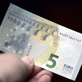 Kuvassa aito viiden euron seteli, jota esiteltiin vuonna 2013. LEHTIKUVA / KIMMO MÄNTYLÄ