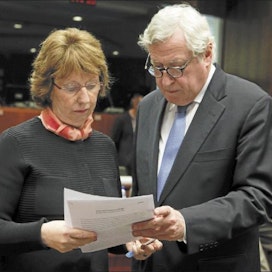 EU:n ulkopoliittinen edustaja Catherine Ashton ja ulkosuhdehallinnon johtaja Pierre Vimont pohtivat maanantaina Ukrainan tilannetta ministerineuvoston kokouksessa Brysselissä. Euroopan komissio